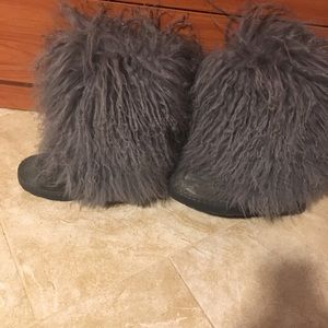 Size 6 women’s bearpaw boots.